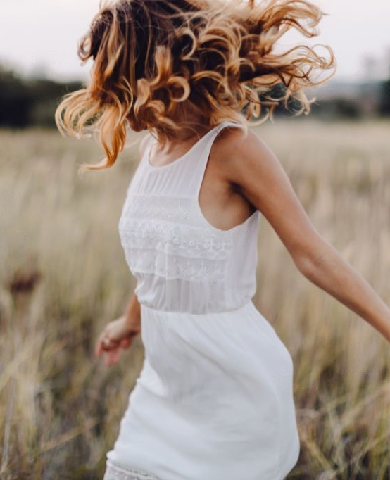 Yksinkertaisia vinkkejä pörröisten hiusten saamiseksi 